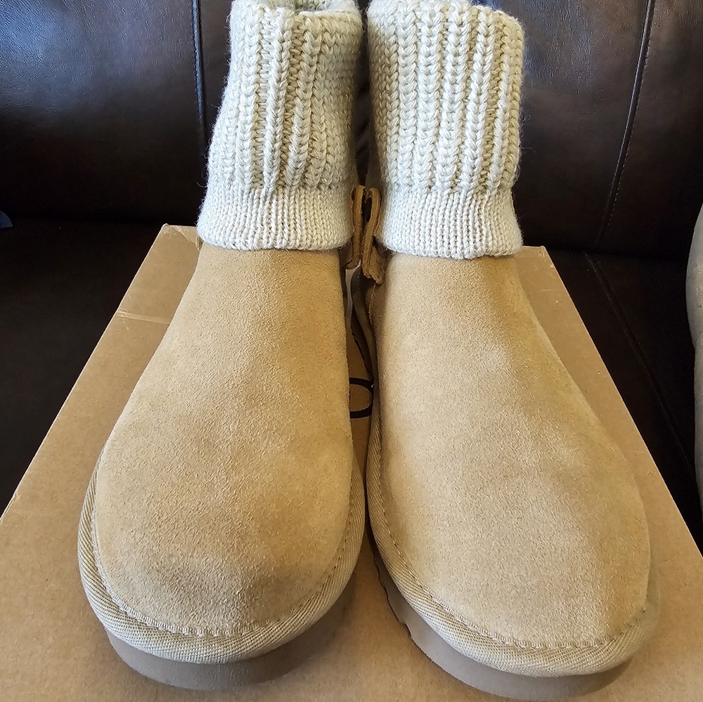 UGG boots with saela rib knit cream and tan color size 6, new never worn
